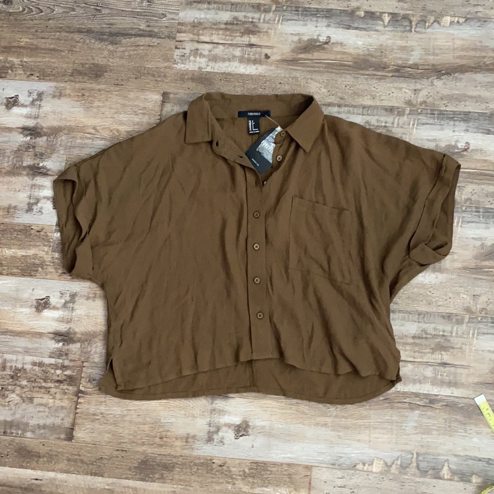 NWT • Forever21 • Cropped button down